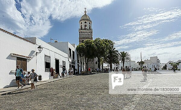Teguise mit der Kirche Iglesia de Nuestra Senora de Guadalupe  Lanzarote  Kanarische Insel  Spanien  Europa