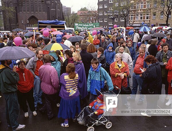 Der traditionelle Ostermarsch  hier der OM Ruhr am 14.04.1990 in Duisburg  mit den Forderungen nach Frieden und Abrüstung und der Suche nach einem Feindbild  DEU  Deutschland  Europa