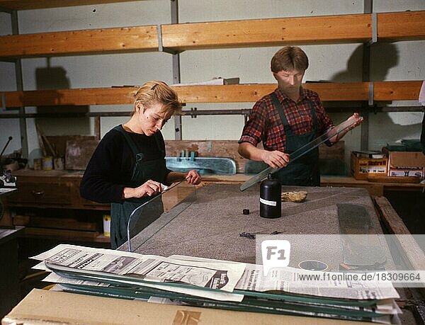Female workers in the skilled trades  as here in a glaziers shop on 15.4.1987 in Iserlohn  are still rather rare  DEU  Germany  Europe
