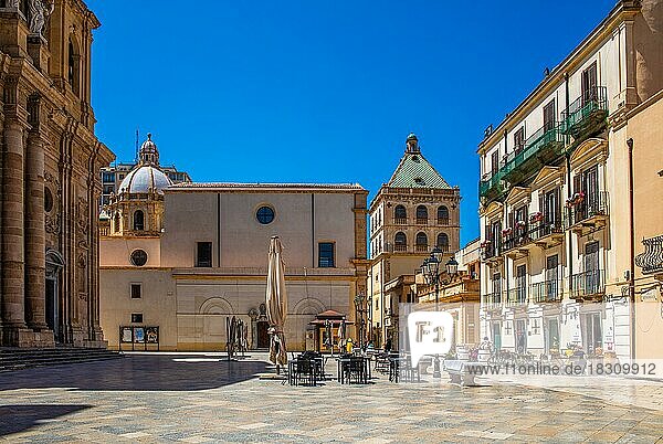 Zentrale Piazza della Repubblica mit dem Palast des 7. April und der Chiesa Madre  Marsala  Sizillien  Marsala  Sizilien  Italien  Europa
