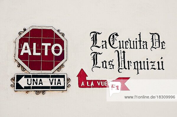 Stoppschild  Einbahnstraßenschild und Geschäftsschild an der Wand  Antigua  Guatemala  Mittelamerika