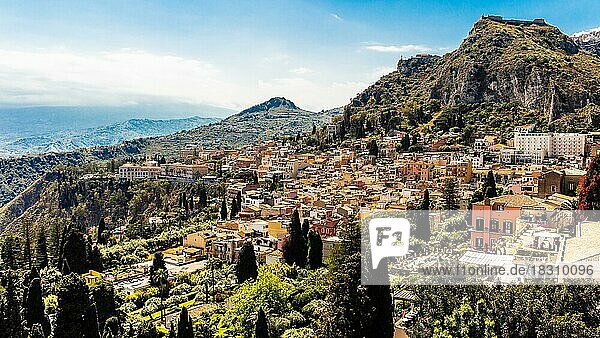 Taormina auf einer Felsterrasse am Hang des Monte Tauro  Taormina  Sizilien  Italien  Europa