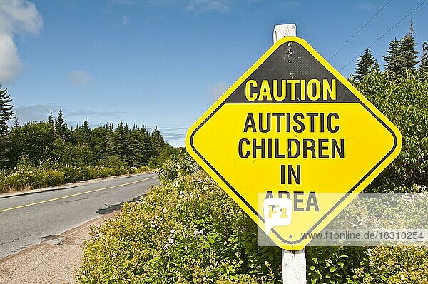 Vorsicht autistische Kinder in der Umgebung  Straßenschild  Elliston  Bonavista-Halbinsel  Neufundland  Kanada  Nordamerika