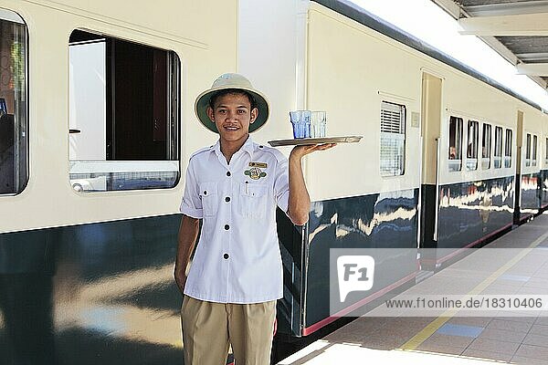 Steward in Arbeitsuniform der North Borneo Railway serviert Getränke  Kota Kinabalu  Sabah  Malaysia  Asien