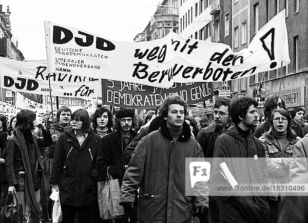 Mehrere tausend Betroffene des Radikalenerlasses  andere demokratische Verbaende und Organisationen demonstrierten in Düsseldorf gegen die Folgen des Erlasses  von denen vor allem Kommunisten betroffen waren am 5.02.1977 in Düsseldorf  Jungdemokraten  Deutschland  Europa