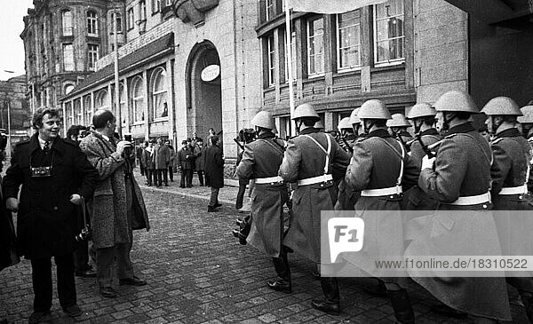 Das 1. Treffen Willy Brandt (Bundeskanzler der BRD) und Willi Stoph (MP der DDR) in Erfurt am 19. 7. 1970 wurde gepraegt von einer freundlichen Anteilnahme der Bevoelkerung am Besuch. Sven Simon (Sohn Axel Springer) g. l  Deutschland  Europa