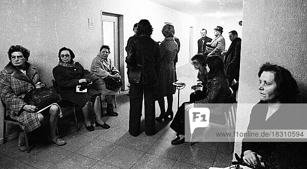 Arbeitslose beim Arbeitsamt Dortmund am 10.1.1974  Deutschland  Europa