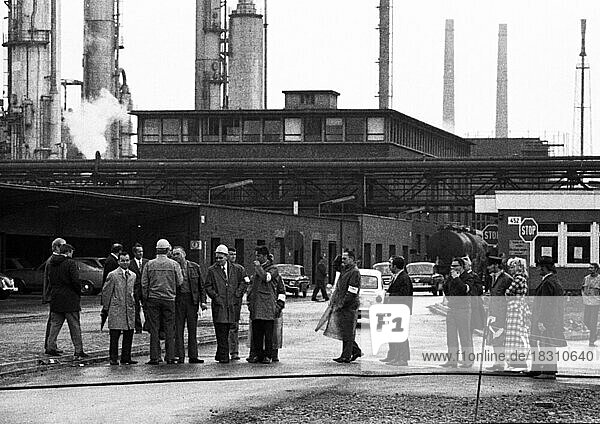 In the collective bargaining dispute of IG Chemie  Papier  Keramik  the union went on strike at the VEBA plants in Gelsenkirchen and Wanne-Eickel (Herne)  as seen here on 29.6.1971  DEU  Germany  Gelsenkirchen/Wanne  Europe