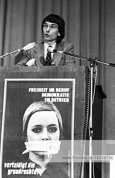 Internationale Konferenz zu den Berufsverboten am 29.05.1976 in Karlsruhe.. Eckart Spoo  Deutschland  Europa