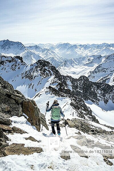 Mountaineers at the summit of the Sulzkogel  mountains in winter  Sellraintal  Kühtai  Tyrol  Austria  Europe