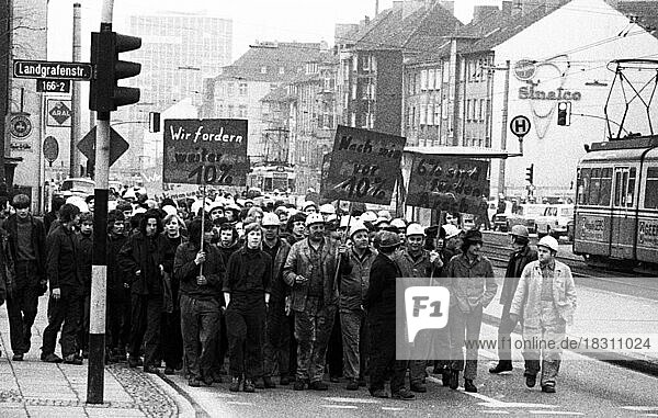Ca. 4000 Stahlarbeiter der Hoesch AG Westfalenhuette demonstrierten am 14. 1. 1972 beginnend im Betrieb weiter in das Zentrum der Stadt fuer die Forderung nach 10% Lohnerhoehung  Deutschland  Europa
