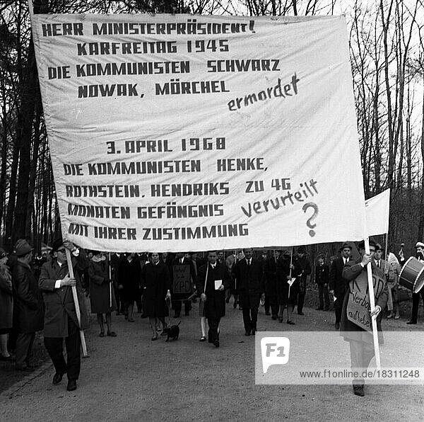 Die traditionelle Ehrung der NS-Opfer in der Bittermark  hier am 12. 4. 1968 in Dortmund  war begleitet von verschiedenen politischen Richtungen der aktuellen Politik  Deutschland  Europa