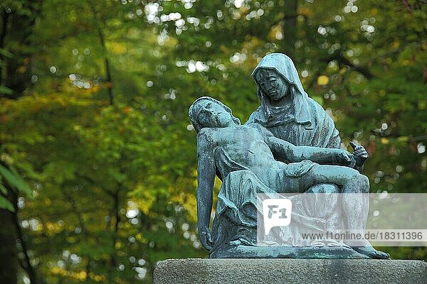 Jesus und Maria am Friedhof in Dotzheim in Wiesbaden  Hessen  Deutschland  Europa
