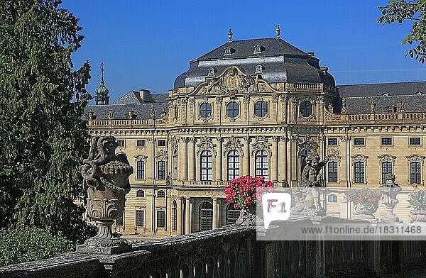 Die Würzburger Residenz  Putten auf der Bastion  Parkseite  UNESCO Weltkulturerbe  Würzburg  Unterfranken  Bayern  Deutschland  Europa