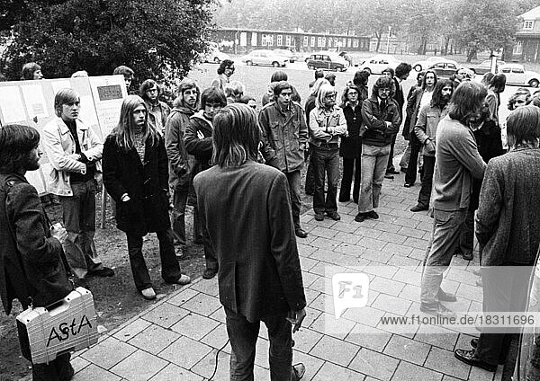Mit der Besetzung eines Hauses reagierte der ASTA der Universitaet Muenster mit einer Anzahl von Studenten am 3. 10. 1973 auf die Zweckentfremdung von Wohnraum in ihrer Stadt  Deutschland  Europa