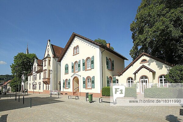 Katholisches Pfarrhaus mit Fensterläden in Erbach  Odenwald  Hessen  Odenwald  Deutschland  Europa