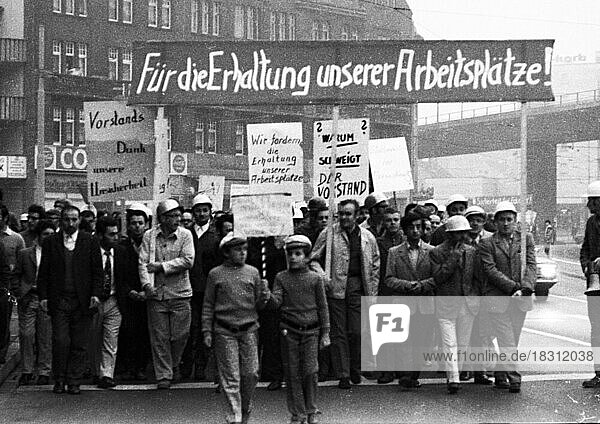 4000 Arbeiter der Stahlwerke Suedwestfalen AG gingen am 04. 10. 1971 in Hagen aus Sorge um ihre Arbeitsplaetze zum Protest auf die Strasse  vergeblich der Betrieb wurde stillgelegt  Deutschland  Europa
