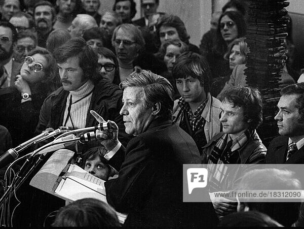 Federal Chancellor Helmut Schmidt opened an art exhibition at the Ostwall Museum in Dortmund on 11.4.1975  Germany  Europe