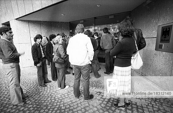 Andrang von Arbeitslosen beim Arbeitsamt 1982 an einem Morgen  Deutschland  Europa