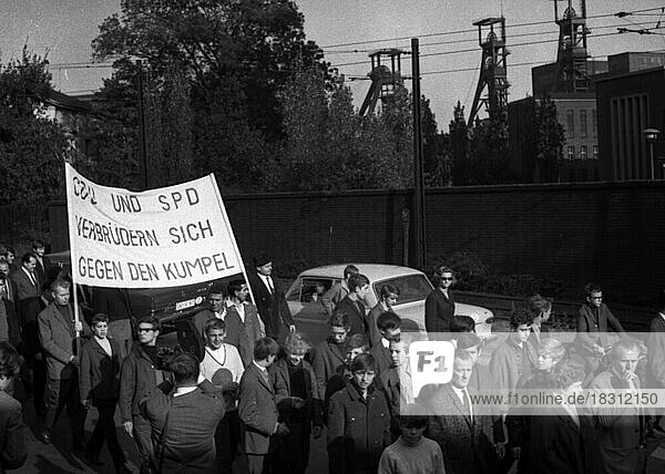 Eine Welle der Empoerung erfasste das Ruhrgebiet als die Zeche Hansa geschlossen wurde  hier bei Demonstrationen am 21. 10. 1967 in Dortmund-Huckarde. Transparent: CDU und SPD verbrüdern sich gegen den Kumpel  Deutschland  Europa