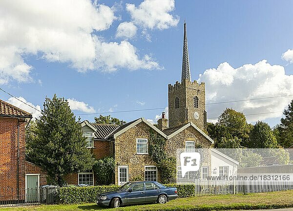 Historische Häuser und Pfarrkirche im Dorf Middleton  Suffolk  England  UK