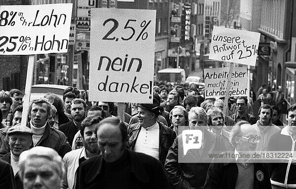 Gegen eine zu geringe Erhoehung der Loehne wandte sich die IG Metall (IGM) mit einem Protest in Muehlheim am 6.4.1981  Deutschland  Europa