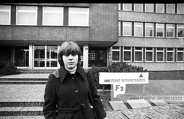 Junge arbeitslose Frau beim Arbeitsamt Recklinghausen am 11.01.1976  Deutschland  Europa