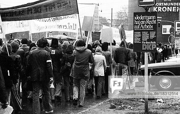 Demonstration der 30.000 der DGB-Jugend gegen Arbeitslosigkeit und eine bessere Berufsausbildung am 19.4.1975 in Dortmund  Deutschland  Europa