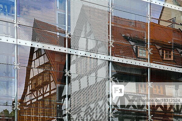 Spiegelung von Fachwerkhäusern in einer modernen Glasfassade in der Altstadt  Architekturkontrast  Erfurt  Thüringen  Deutschland  Europa