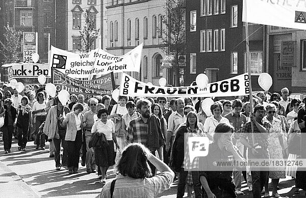 Fuer Lohngleichheit von Maennern und Frauen  solidarisch mit den Heinze-Frauen  demonstrierten ca. 7000 Teilnehmer  von der Gewerkschaft IG Druck und Papier aufgerufen  nach einer Kundgebung  September 1981  Deutschland  Europa