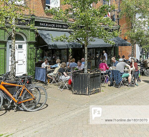 Menschen sitzen auf der Straße vor einem Café  The Black Dog Deli  Halesworth  Suffolk  England  UK