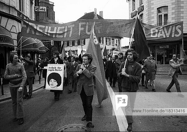 The visit of the sister of the US-singer Angela Davis  Fanny  here on 19 October 1971 in Opladen  was dedicated to solidarity and liberation of the persecuted in the USA  Germany  Austria and Switzerland  Europe