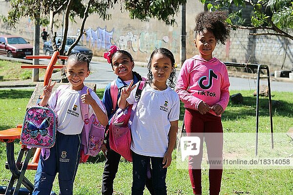 Favela  Mädchen machen lustige Geste  Belo Horizonte  Minas Gerais  Brasilien  Südamerika