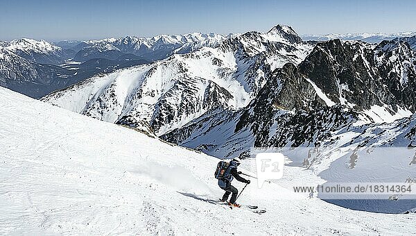 Ski tourers on the descent  peaks and mountains in winter  Sellraintal  Kühtai  Tyrol  Austria  Europe