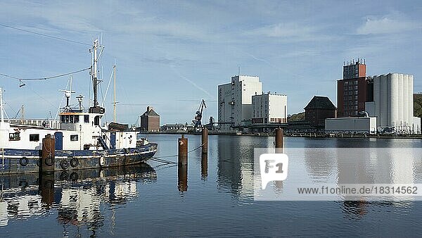 Altes Fischerboot  Speichergebäude  Hafen  Flensburg  Schleswig-Holstein  Deutschland  Europa
