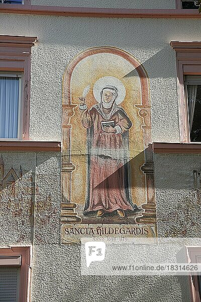 Wandgemälde vom Heiliger Äbtissin Sancta Hildegardis Hildegard von Bingen 1089-1179  Bingen  Rheinhessen  Rheinland-Pfalz  Deutschland  Europa
