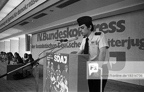 The IV. Federal Congress of the DKP-affiliated Socialist German Workers' Youth (SDAJ) on 19.5.1974 in the Niedersachsenhalle in Hanover. Soldier of the Bundeswehr  Germany  Europe