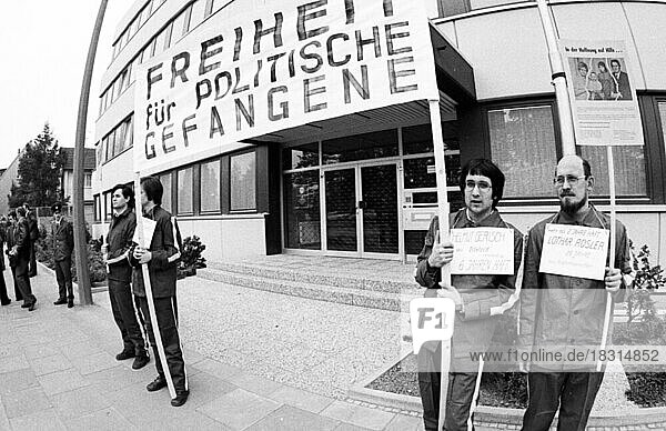 Proteste der Gesellschaft fuer Menschenrechte und der Vereinigung der Opfer des Stalinismus fuer die Freiheit der politischen Gefangenen in der DDR am 8.05.1975 vor der Staendigen Vertretung in Bonn  Deutschland  Europa