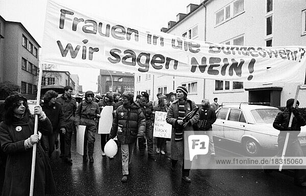 Mehrere tausend Frauen und einige Maenner  verschiedener Organisationen demonstrierten gegen die Idee Frauen auch den Dienst in der Bundeswehr verrichten zu lassen. 06.12. 1980 in Bonn  Deutschland  Europa
