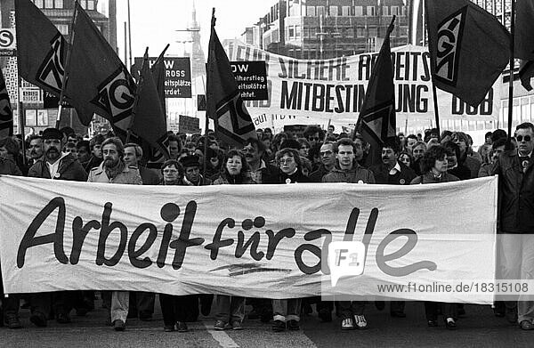 Mehr als 100.000 folgten 1982 dem Aufruf des DGB zu einer Grossdemonstration gegen Arbeitslosigkeit und Sozialabbau und fuer Mitbestimmung  Deutschland  Europa