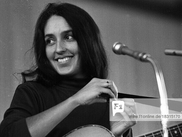 The presence and performance of US singer Joan Baez  here at the Easter March Ruhr on 10 April 1966  was a major influence on the Easter March Ruhr of 1966