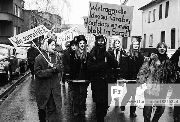 Mehrere tausend Frauen und einige Maenner  verschiedener Organisationen demonstrierten gegen die Idee Frauen auch den Dienst in der Bundeswehr verrichten zu lassen. 06.12. 1980 in Bonn  Deutschland  Europa