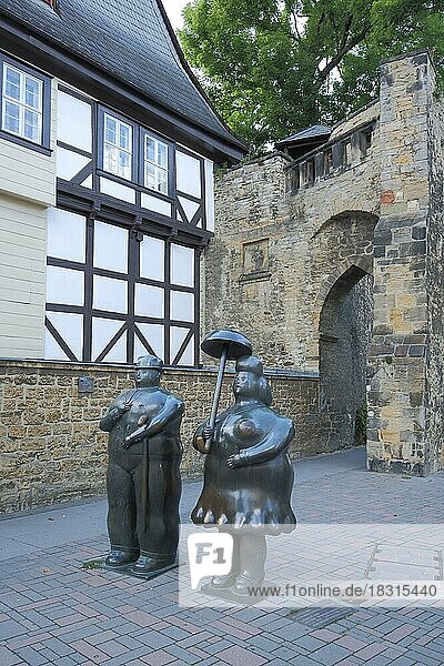 Skulptur Mann mit Stock und Frau mit Schirm von Fernando Botero  Pärchen  zwei  Figuren  dick  Rosentor  Goslar  Harz  Niedersachsen  Deutschland  Europa