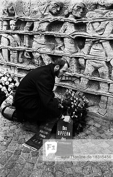 Die Ehrung der Toten durch das NS-Regime am Karfreitag 1945  hier am 9. 4. 1971 in Dortmund  war verbunden mit einer Demo im Rombergpark mit aktuellem Bezug  Deutschland  Europa