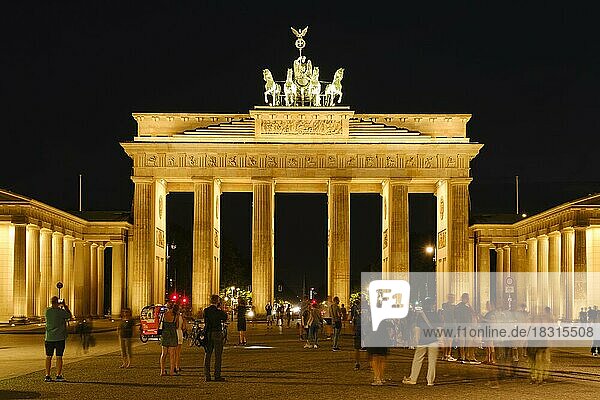 Brandenburger Tor  Touristen am Pariser Platz  Nachtaufnahme  Berlin  Deutschland  Europa
