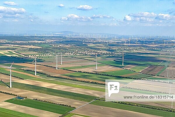 Luftbild Luftaufnahme von Windräder auf landwirtschaftlich genutzte Flächen im Hintergrund große Anzahl von Windrädern  Niederösterreich  Österreich  Europa