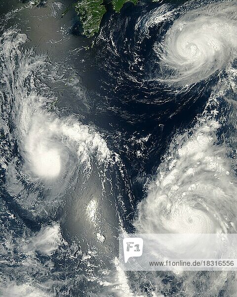 Drei verschiedene Taifune drehten sich am 7. August 2006 über dem westlichen Pazifik  als das Moderate Resolution Imaging Spectroradiometer (MODIS) auf dem Aqua-Satelliten der NASA dieses Bild aufnahm. Der stärkste der drei Taifune  Taifun Saomai (unten rechts)  bildete sich am 4. August 2006 im westlichen Pazifik als tropisches Tiefdruckgebiet. Innerhalb eines Tages war er stark genug  um als tropischer Sturm eingestuft zu werden. Während sich Saomai zu einem Sturm verstärkte  bildete sich einige hundert Kilometer entfernt ein weiteres tropisches Tiefdruckgebiet
