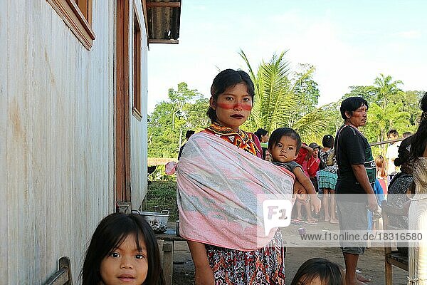 Indigenes Volk  Frau der Ureinwohner Huni Kuin trägt ein Baby in ihrem Dorf im Amazonas-Regenwald  Acre  Brasilien  Südamerika