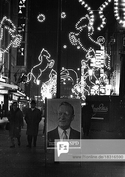 Die Lichtwochen in der City von Essen  hier am 20. 12. 1969  brachte viele Menschen ins Stadtzentrum . Wahlkampf-Plakatierung  Deutschland  Europa