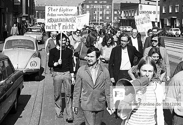 Der Friedensmarsch '73 der Friedensbewegung am 15. 9. 1973 in Dortmund hatte neben der Forderung nach dem Ende aller Atomwaffen die Solidaritaet mit Chile  Deutschland  Europa